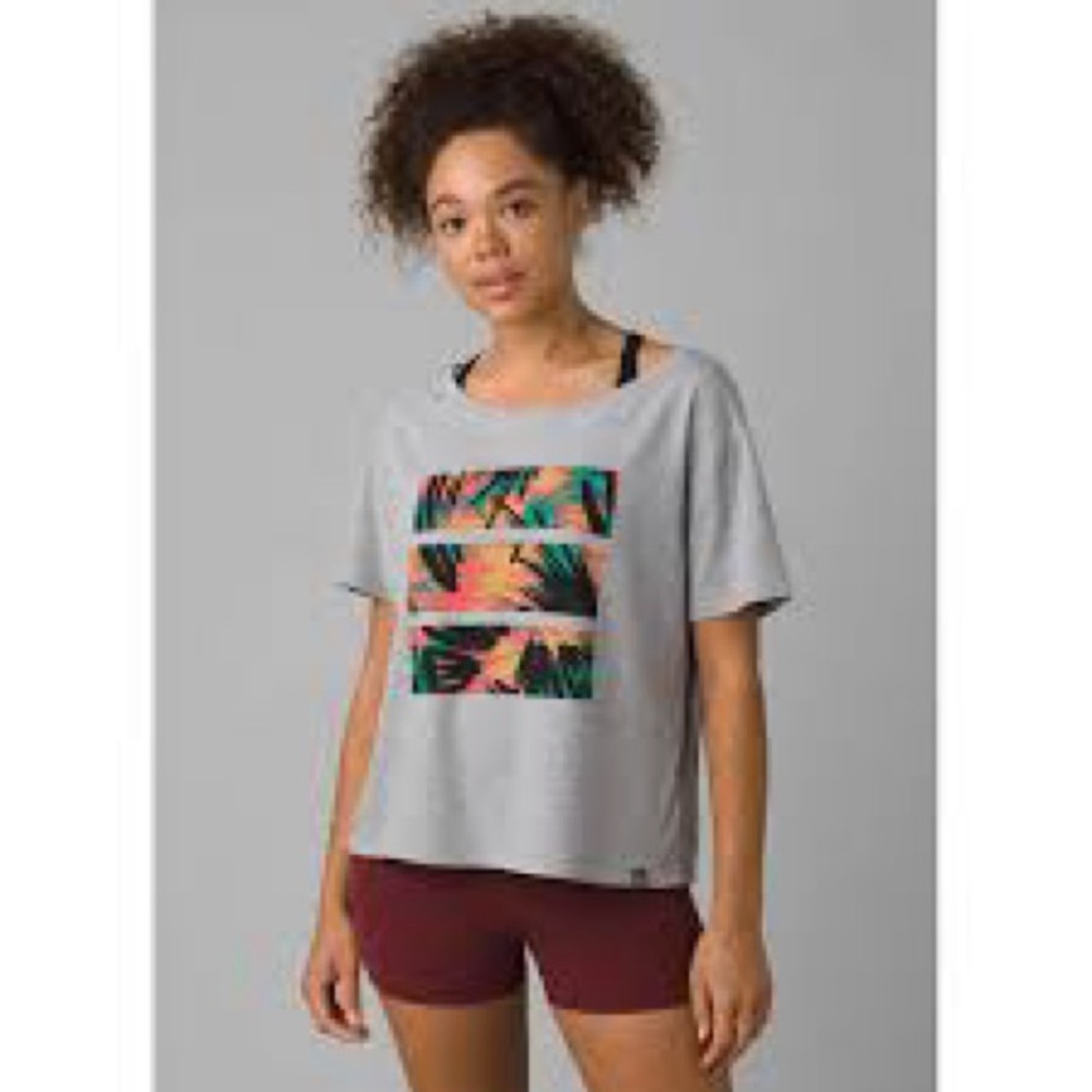 Prana Gray Scoop Neck Tee with Tropical Stripe Print women’s large